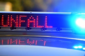 Unfall auf der B 175 in Zwickau: Kawaski-Fahrer kommt mit schweren Verletzungen in Krankenhaus - Ein Motorradfahrer verletzte sich bei einem Unfall auf der B 175 in Zwickau.