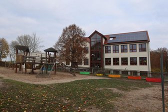 Unfall auf der B 175 vor der Grundschule in Langenbernsdorf geht glimpflich aus - Auf der B 175 vor der Grundschule in Langenbernsdorf gab es einen Unfall.
