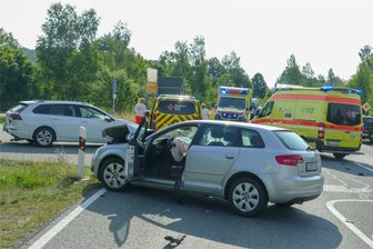 Unfall auf der B 175: Zwei Verletzte im Krankenhaus - Nach dem Unfall auf der B175 wurde die Straße zeitweise voll gesperrt.