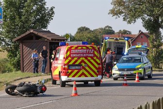 Unfall auf der B 180 in Callenberg: Motorradfahrer wird schwer verletzt - Der Fahrer eines Suzuki-Motorrades kam mit schweren Verletzungen ins Krankenhaus.