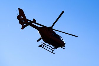 Unfall auf der B 92 im Oberen Vogtland: Motorradfahrer schwer verletzt - Ein Motorradfahrer musste mit dem Hubschrauber ins Krankenhaus gebracht werden.