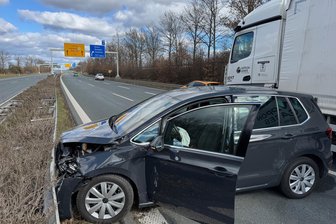 Unfall auf der B 93 bei Meerane: Beim Einfädeln kommt es kurz vor dem Autobahnkreuz zur Kollision - Nach dem Unfall auf der B 93 bei Meerane musste der Verkehr über den Standstreifen rollen.
