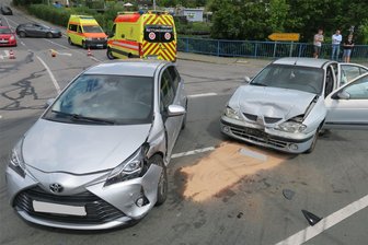 Unfall auf der B 93 in Schneeberg: Drei Menschen verletzt - Auf der Kreuzung an der Scheunenstraße in Schneeberg hat es einen Unfall gegeben.