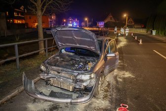Unfall auf der Hauptstraße in Gersdorf: Auto kracht am Freitagfrüh gegen Bach-Geländer - Nach einem Unfall war die Hauptstraße in Gersdorf voll gesperrt.