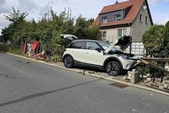 Unfall auf der Heinrich-Braun-Straße in Zwickau mit Riesen-Schaden: Smart kracht gegen Stromkästen und Erdgassäule - Auf rund 55.000 Euro summiert sich der Schaden nach dem Unfall auf der Heinrich-Braun-Straße in Zwickau.