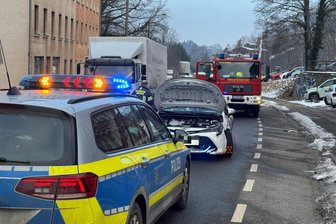 Unfall auf der Lengenfelder Straße in Zwickau: Toyota gerät in Gegenverkehr - Nach einem Unfall gab es Montagmorgen Behinderungen auf der Lengenfelder Straße in Zwickau.