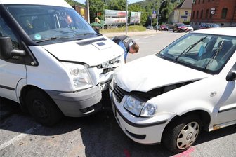 Unfall auf der McDonalds-Kreuzung in Aue: Rückstau nach Zusammenstoß zweier Fahrzeuge - Diese beiden Fahrzeuge sind am Dienstag gegen 11 Uhr auf B 169/S 255 in Aue zusammengestoßen.