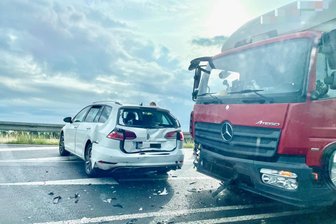 Unfall auf der Mitteltrasse bei Zwickau: Zwei Autos in Kollision verwickelt - Ein Lkw und ein VW Passat sind miteinander kollidiert.