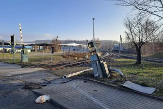 Unfall auf der Planitzer Straße: Audi kracht in Bahnschranke - Fahrer unter Alkohol- und Drogeneinfluss - Die Bahnschranke an der Planitzer Straße wurde bei dem Unfall am Donnerstag beschädigt.