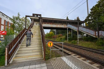 Unfall auf der Strecke Zwickau – Chemnitz: Zug erfasst Fahrrad - Am Haltepunkt in Schönau überquerte eine Person die Gleise und nahm offenbar nicht den Weg über die Brücke. Das mitgeführte Fahrrad wurde von einem Zug erfasst.