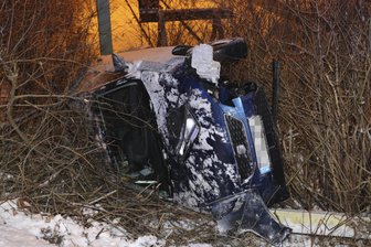 Unfall auf glatter Straße in Chemnitz: Auto überschlägt sich - Der Seat landete nach dem Unfall im Straßengraben.