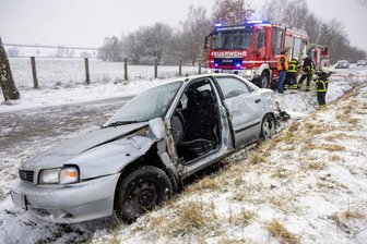 Unfall auf glatter Straße in Hilbersdorf: Fahrer verletzt - Ein Suzuki-Fahrer kam auf winterlichen Fahrbahnverhältnissen nach links von der Fahrbahn ab und blieb im Graben stehen.