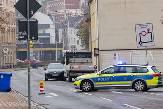 Unfall auf Güterbahnhofstraße in Glauchau: Renault-Fahrer stirbt im Krankenhaus - Nach einem Unfall ist die Güterbahnhofstraße in Glauchau voll gesperrt.