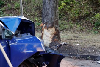 Unfall auf Hilbersdorfer Straße in Chemnitz: Fahrer schwer verletzt - In der Hilbersdorfer Straße kollidierte am Montagabend ein Pkw mit einem Baum.