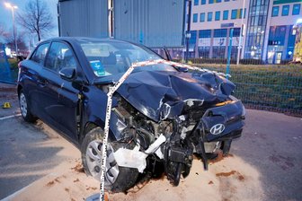 Unfall auf Neefestraße: Hyundai kracht durch Geländer - Fahrer stirbt in Klinik -