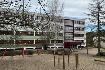 Unfall auf Parkplatz an der Lindenschule in Meerane: Schaden summiert sich auf 20.000 Euro - Auf dem Parkplatz gegenüber der Lindenschule in Meerane gab es am Dienstag einen Unfall.