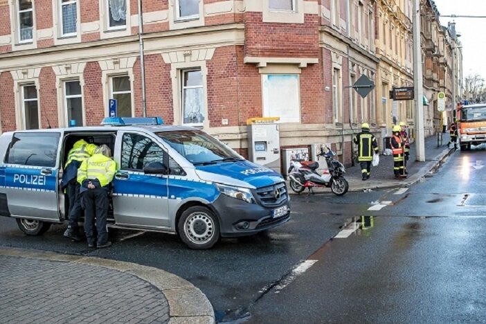 Unfall auf Pausaer Straße in Plauen: Mopedfahrer leicht verletzt - Einsatzkräfte der Polizei und Feuerwehr an der Unfallstelle.