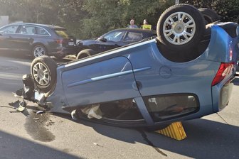 Unfall auf Plauener Dobenaustraße: Auto landet auf Dach - Ein Kleinwagen ist am Mittwochmorgen auf dem Dach gelandet.