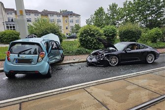 Unfall auf Plauener Röntgenstraße mit Porsche Carrera und Chevrolet Sparks - Auf der Röntgenstraße sind am Mittwochnachmittag zwei Fahrzeuge kollidiert.