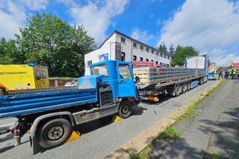Unfall auf Plauener Trockentalstraße: Fahrer eingeklemmt - Auf der Trockentalstraße ist ein Multicar auf einen Sattelzug aufgefahren. Die Fahrerkabine wurde eingedrückt.