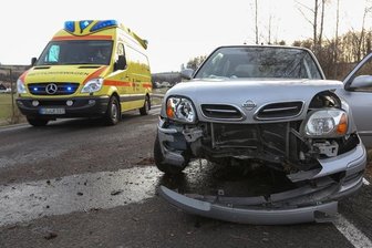 Unfall auf S 184: Nissan-Fahrerin schwer verletzt - 
