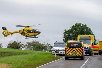 Unfall auf S 200 bei Mittweida: Frau tödlich verunglückt - Ein Notarzt wurde mit einem Rettungshubschrauber an die Unfallstelle gebracht.