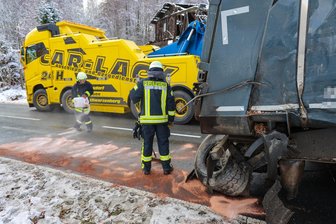 Unfall auf Staatsstraße im Erzgebirge: Lastwagen kracht gegen Baum - Einen Unfall mit einem Lkw hat es am Donnerstag auf der Karlsbader Straße in Zschorlau gegeben.