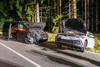Unfall auf Staatsstraße im Erzgebirge: Mercedes-Fahrer leicht verletzt - Auf der S 270 zwischen Zwönitz und Grünhain hat sich ein Unfall ereignet.