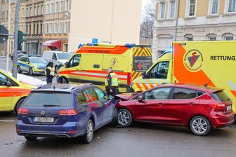 Unfall auf Stadtring-Kreuzung in Glauchau: Rettungsdienst kümmert sich um drei Verletzte - Die Unfallstelle befindet sich an der Kreuzung von August-Bebel-Straße und Schlachthofstraße.