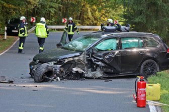 Unfall auf Umleitungsstrecke zwischen Waldenburg und Remse: 36-jährige Frau schwer verletzt - Nach dem Unfall ist die Grünfelder Straße zwischen Waldenburg und Remse voll gesperrt.