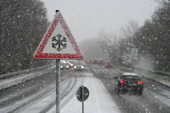 Unfall auf winterglatter B 173 bei Oederan - Die 28-jährige Fahrerin war von der glatten Fahrbahn gerutscht.