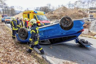 Unfall: Autofahrer fährt gegen Böschung und überschlägt sich dabei mit seinem Pkw - Das Unfallauto blieb auf dem Dach liegen. Ersthelfer befreiten den Fahrer aus seinem Pkw.
