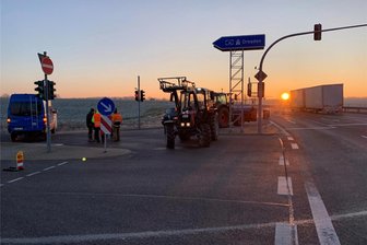 Unfall bei Bauernprotest an der A4 bei Hohenstein-Ernstthal: Auto versucht Blockade zu durchbrechen - Bauernprotest an der A4 bei Hohenstein-Ernstthal. Hier gab es am Dienstagfrüh einen Unfall.