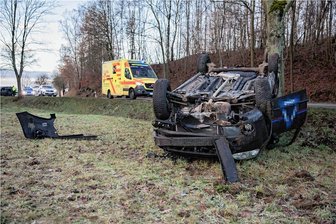 Unfall bei Brand-Erbisdorf: Auto landet auf dem Dach - Die Fahrerin wurde bei dem Unfall nach Polizeiangaben leicht verletzt und ist in ein Krankenhaus gebracht worden.