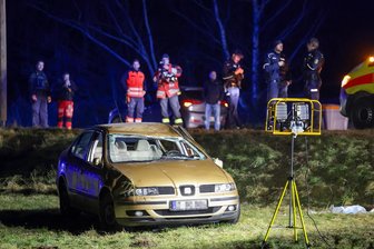 Unfall bei Crimmitschau mit einem Schwerverletzten: Warum bei der Bergung die Muskelkraft der Feuerwehrleute gefragt war - Der Seat hat sich bei dem Unfall überschlagen.