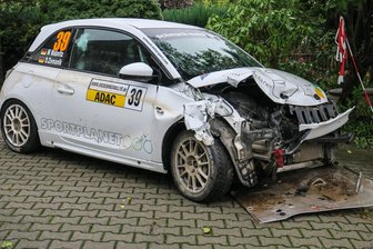 Unfall bei der Rallye Erzgebirge - Der Opel Adam prallte gegen einen Betonpfeiler.