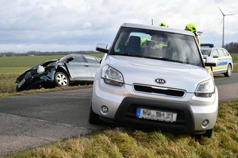 Unfall bei Erlau: Frau muss verletzt ins Krankenhaus - Durch den Unfall bei Erlau entstand erheblicher Blechschaden an beiden Fahrzeugen.