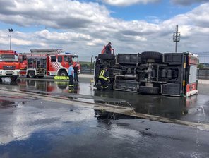 Unfall bei Fahrsicherheitstraining auf dem Sachsenring: Feuerwehrauto kippt um - Beim Trainieren des Fahrens auf nasser Fahrbahn ist ein Löschfahrzeug am Samstag kurz vor 16.30 Uhr umgekippt.