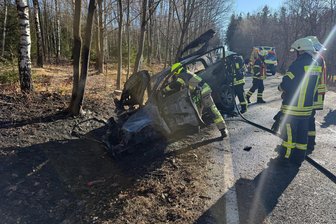 Unfall bei Frauenstein: Wagen brannte aus - Unfall in Burkersdorf: Ein Kia brannte aus, der Fahrer konnte gerettet werden.