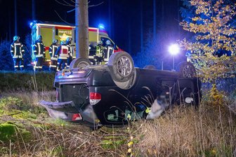 Unfall bei Geyer: Auto kommt von Fahrbahn ab und überschlägt sich - Am Sonntagabend hat sich bei Geyer ein Unfall ereignet.