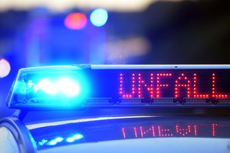 Unfall bei Hartha: Mercedes prallt gegen Leitplanke - Der Mercedes blieb stark beschädigt mitten auf der Fahrbahn stehen.