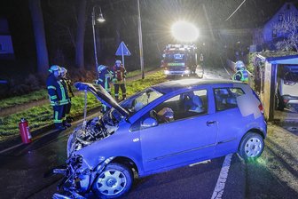 Unfall bei Hohenstein-Ernstthal: Auto eines Pizza-Lieferdienstes knallt gegen Garage - Auf der Oberen Hauptstraße in Hermsdorf ist der Wagen eines Pizza-Lieferdienstes gegen eine Garage geknallt.