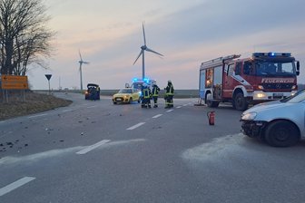 Unfall bei Lunzenau: Zwei Schwerverletzte - Unfall auf Kreuzung in Himmelhartha: Zwei Menschen wurden verletzt, zwei Autos demoliert.