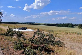 Unfall bei Niedersteinbach: Auto prallt gegen Baum und brennt aus - Bei einem Unfall bei Niedersteinbach brannte ein Seat aus, der Fahrer wurde mit dem Hubschrauber in eine Klinik gebracht.