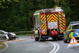 Unfall bei Regenguss: 18-Jährige in Rochlitz verletzt - Die Staatsstraße zwischen Rochlitz und Seelitz musste zur Unfallaufnahme gesperrt werden.