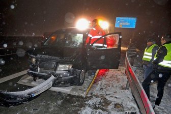 Unfall bei Schneeglätte auf der A4 bei Hohenstein-Ernstthal - Der Verkehr wurde einspurig an der Unfallstelle vorbeigeleitet. Es bildete sich Rückstau.