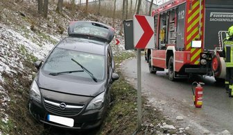 Unfall bei Schwarzenberg: Fahrer muss aus seinem Auto gerettet werden -