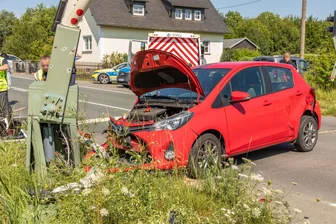 Unfall bei Treuen: Auto rammt Bahnschranke - Ein Toyota ist am Montag bei Treuen mit einer Bahnschranke kollidiert.