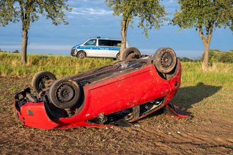 Unfall bei Zettlitz: Auto überschlägt sich und landet auf dem Dach - Das Auto landete nah dem Überschlag auf dem Feld neben der Kreisstraße.
