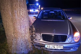 Unfall bei Zschorlau: 25-jähriger Fahrer kracht gegen Baum und verletzt sich schwer - Bei einem Unfall ist ein Fahrer auf der Neustädtler Straße bei Zschorlau gegen einen Baum gekracht.